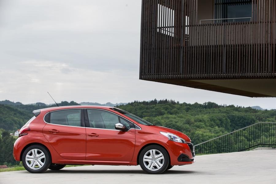  Peugeot 208 5-Door 2015 года  (фото 25 из 26)